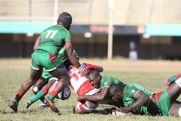 Le sénégalais Moussa Barry (G) tacle le mauricien Cedric D'hotman durant le match de la Rugby Africa Cup 2020