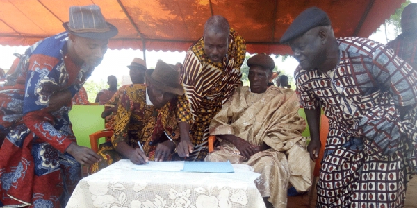 Le chef de terre d'Elokato, Djoro Djoman Moïse (à gauche) et celui d'Elokate, Nandjui Chimou Dominique (à droite) signant le mémorandum de la paix"