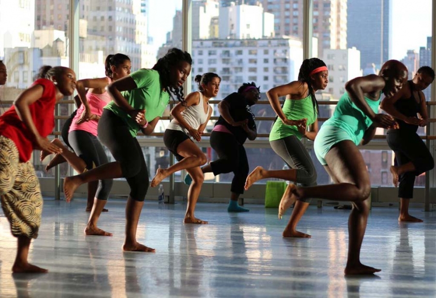 Brazilian dança. Зумба Бразилия. Зумба в стиле афро. Африканский танец современный танец. Городской танец современный.