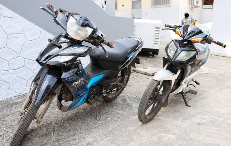 Les deux motos leur servant de moyens de locomotion pendant les attaques. (Photo : DGPN)