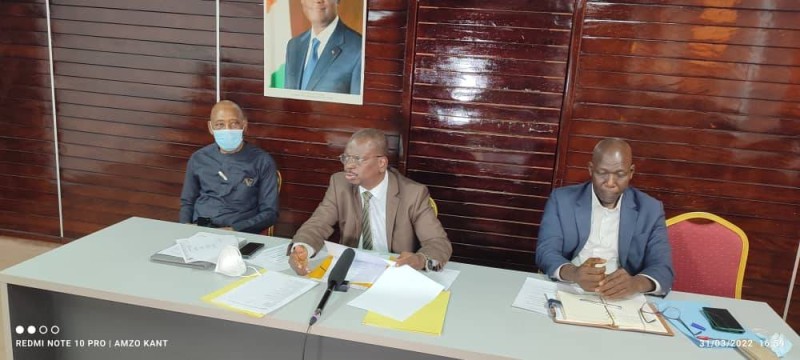 Kouyaté Abdoulaye (au centre) exhorte ses membres à investir le terrain. (Ph: Dr)