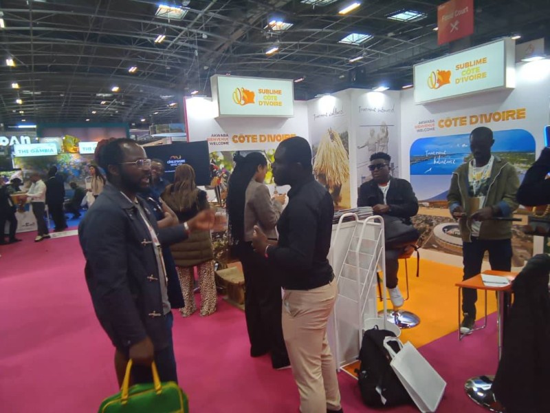 Des visiteurs au stand d&#039;informations de la Côte d&#039;Ivoire. (Ph: T.K.)